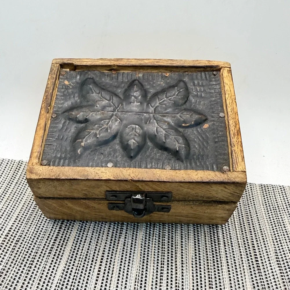 Rustic Wooden Trinket Box 4x3x2 Embossed Tin Leaf Lid Small Keepsake Storage‎